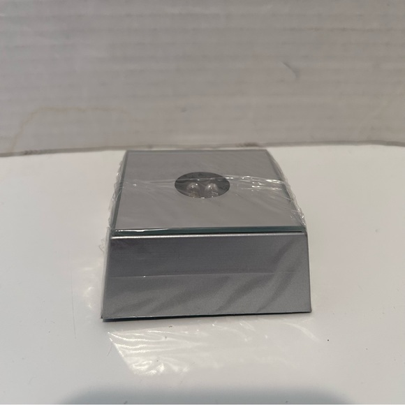 Lighted engraved holiday crystal - ICE SKATING SANTA - Picture 5 of 9